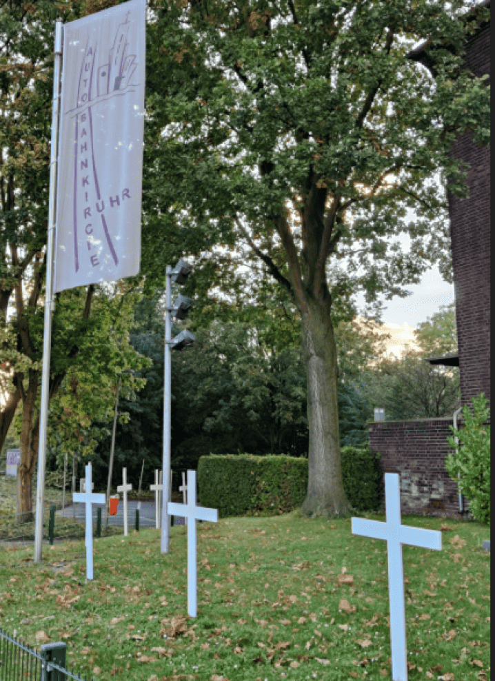 Bild Kreuze vor der Kirche 